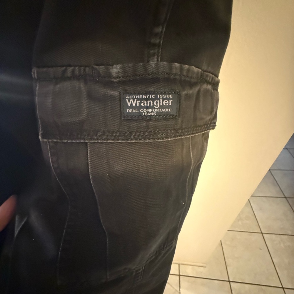 Men's Wrangler Relaxed Black Cargo Pants (36x30) - Picture 7 of 9